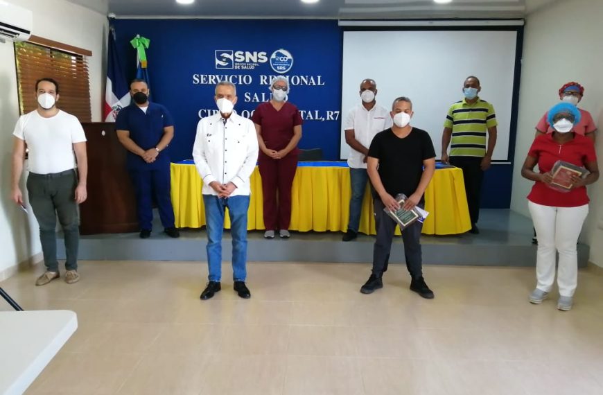 SRS CIBAO OCCIDENTAL RECONOCE MÉDICOS DE LA UNIDAD DE COVID-19 HOSPITAL DE MAO.