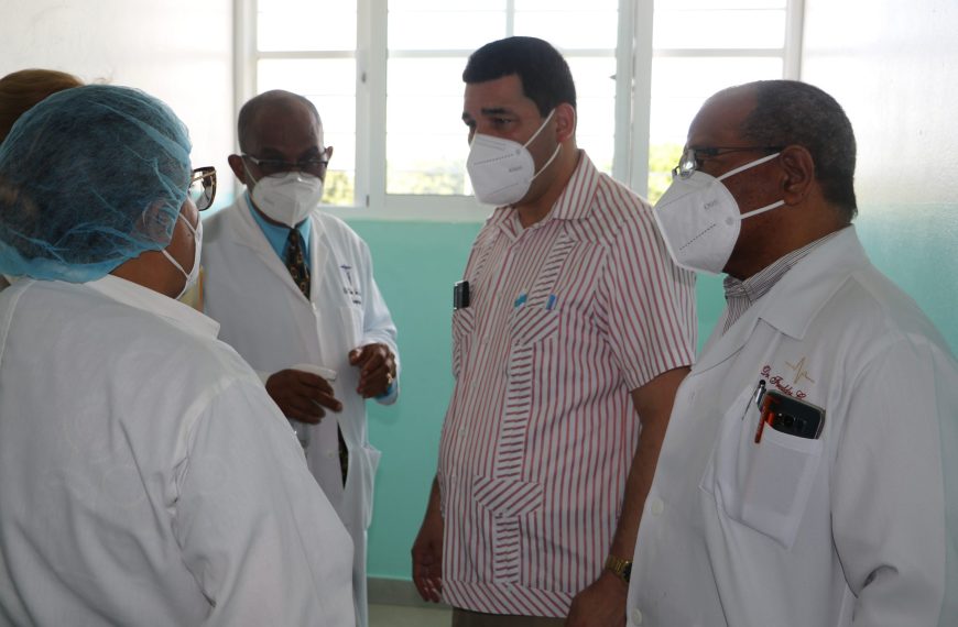 El Doctor Ramón Rodríguez, Director del Servicio Regional de Salud Cibao SRS CIBAO OCCIDENTAL SUPERVISA ÁREA COVID-19 HOSPITAL SANTIAGO RODRÍGUEZ