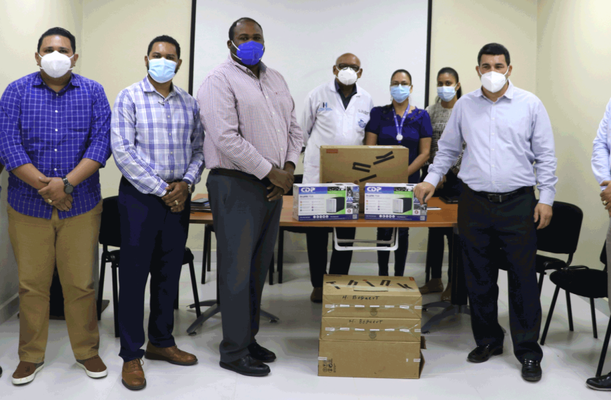 SRSCO, entrega equipos tecnol&oacute;gicos.