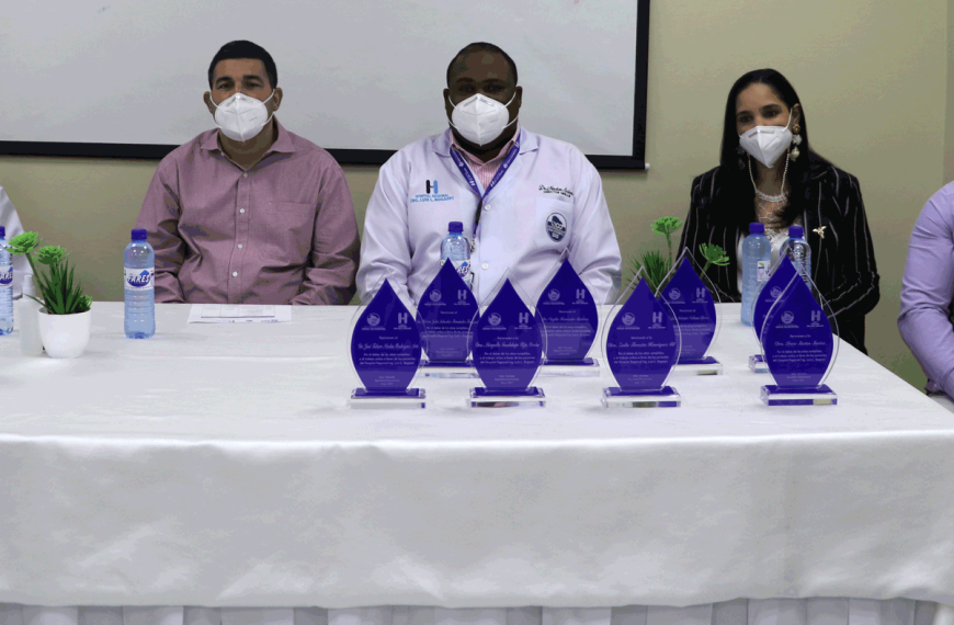 SRSCO y hospital regional Ing. Luis L. Bogaert, reconocen m&eacute;dicos pensionados.