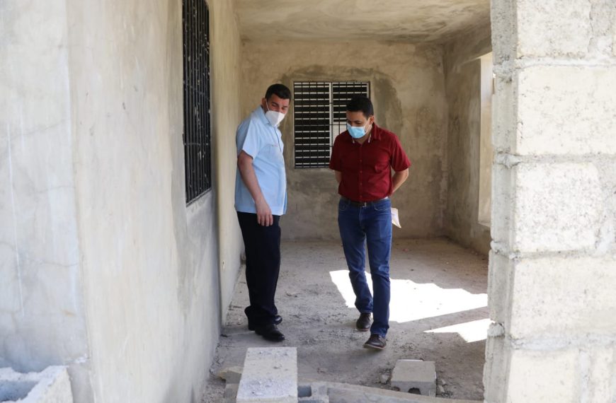 Director del SRSCO, Dr. Ramon Rodr&iacute;guez, Supervisa; trabajos de construcci&oacute;n CPN &laquo;Las Flores&raquo; Jaib&oacute;n, Laguna Salada, Valverde.