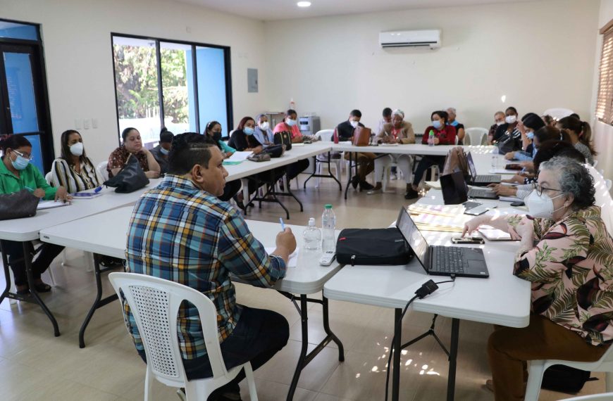 El Dr. Jhonatan Madera, encargado de gesti&oacute;n cl&iacute;nica del SRSCO; sostuvo una reuni&oacute;n con el equipo de la Unidad T&eacute;cnico Regional (UTR) de la regi&oacute;n Cibao Occidental.