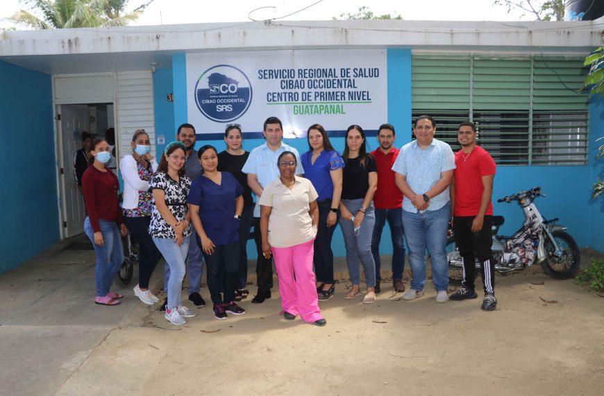 (SRSCO), Dr. Ram&oacute;n Rodr&iacute;guez y su equipo m&eacute;dico t&eacute;cnico, estuvieron reunidos con autoridades distritales, Director Gabriel Santana, l&iacute;deres comunitarios y moradores de las demarcaciones de Batey Amina, en el D.M. de Amina y Jinamagao en el D.M. de Guatapanal,