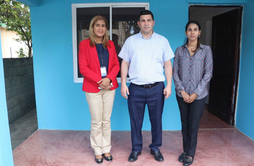 El doctor Ram&oacute;n Rodr&iacute;guez, director del Servicio Regional de Salud Cibao Occidental y la doctora Mar&iacute;a Gil, encargada de las Unidades de Atenci&oacute;n Primaria en labores de LEVANTAMIENTO, a los fines de acondicionar y remozar los CPNs: &laquo;Cambel&eacute;n, Leonor, Clavijo y Meseta &laquo;, En la provincia Santiago Rodr&iacute;guez.