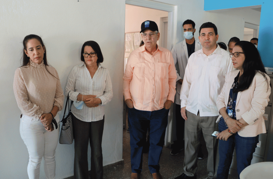 La Direcci&oacute;n Nacional de Odontolog&iacute;a del Servicio Nacional de Salud con el doctor Mario Bournigal y la Direcci&oacute;n del SRSCO, en la persona del doctor Ram&oacute;n Rodr&iacute;guez,Y la doctora Patricia Reyes, coordinadora regional de odontolog&iacute;a. Visitan Stgo Rodriguez y Dajabon