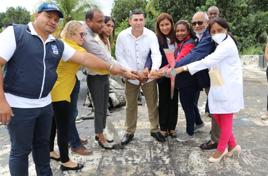 SRSCO DAN PRIMER PICAZO LOS TRABAJOS DE REMOZAMIENTO, ACONDICIONAMIENTO Y REPARACION DEL CENTRO DE DIAGNOSTICO Y ATENCION DAJABON TAMBIEN DEJA INAUGURADO EL EQUIPO DE RAYOX X: