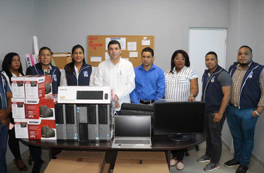 SRSCO, Entrega de Equipos Tecnol&oacute;gicos a las &Aacute;reas Valverde y Santiago Rodr&iacute;guez.