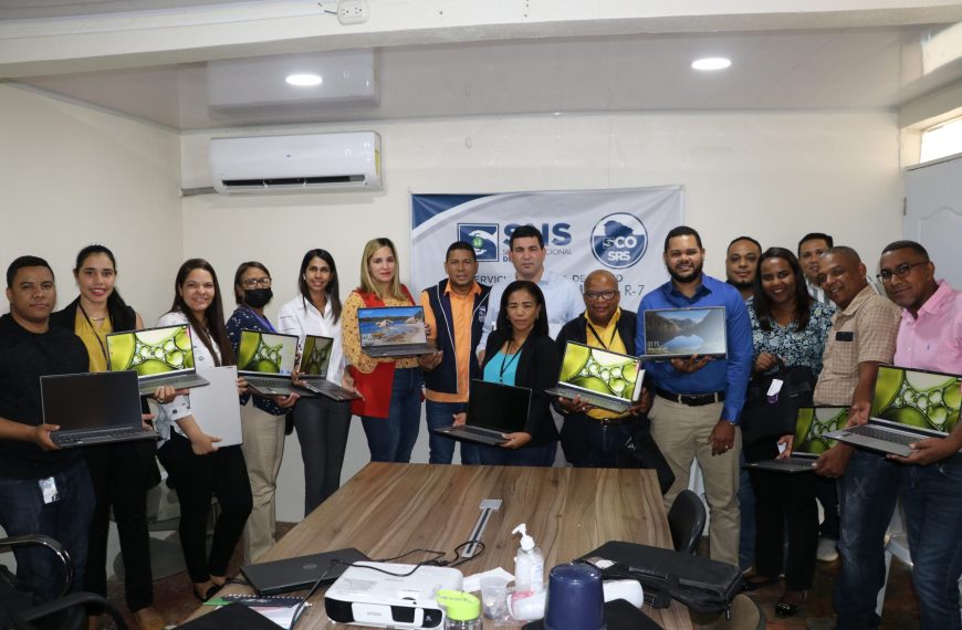 SRSCO, Continuando con la entrega de Equipos Tecnol&oacute;gicos para mejorar los servicios en la Regional de Salud Cibao Occidental.