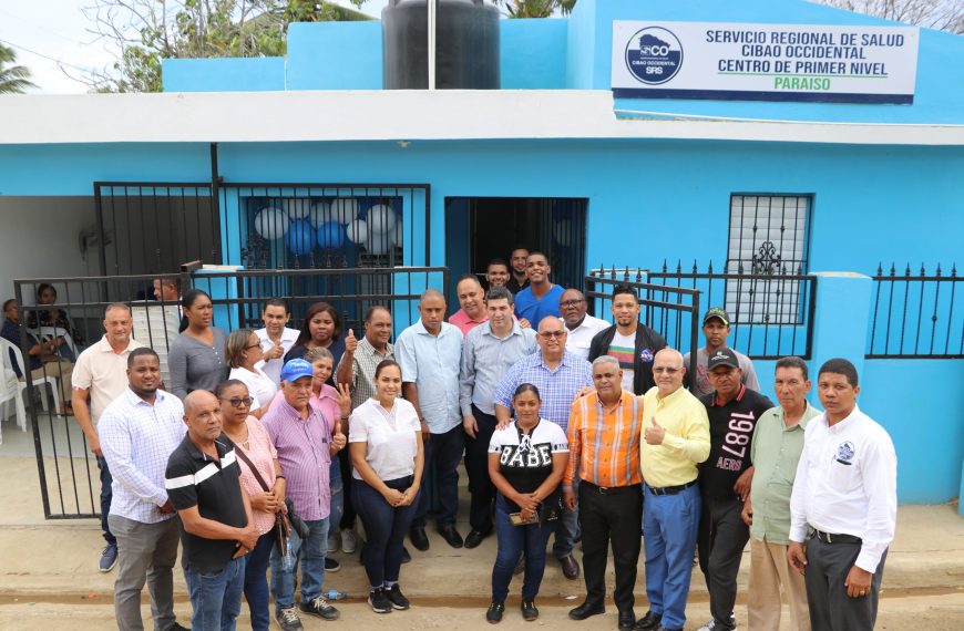 Director del SRS Cibao Occidental entrega CPN en Esperanza.