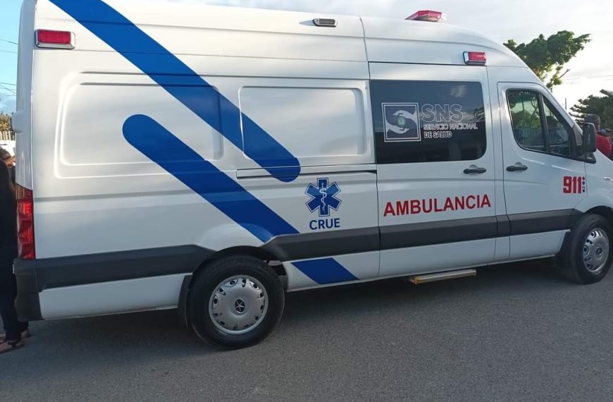 El SRS Cibao Occidental entrega moderna ambulancia al Hospital Jos&eacute; Francisco Pe&ntilde;a G&oacute;mez.