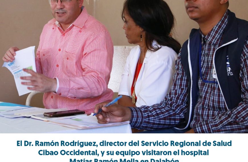El Dr. Ram&oacute;n Rodr&iacute;guez, director regional de Salud Cibao Occidental y su equipo, visita el Hospital Mat&iacute;as Ram&oacute;n Mella en Dajab&oacute;n.