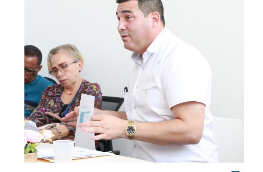 EL doctor Ramon Rodr&iacute;guez director regional del SRSCO y su equipo visitan el hospital Municipal Villa los Alm&aacute;cigos Fortalecimiento de los Servicios M&eacute;dicos y Cumplimiento de las Normas establecidas Por el Servicio Nacional de Salud.
