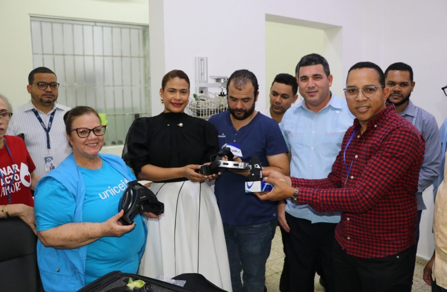 ENTREGA DE OFTALMOSCOPIO EN LA MATERNIDAD JOS&Eacute; FRANCISCO PE&Ntilde;A G&Oacute;MEZ