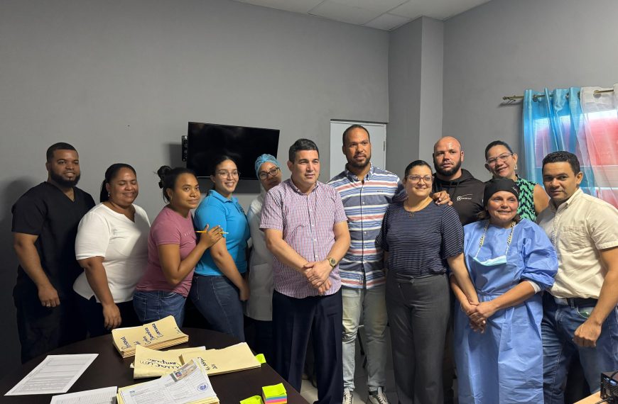 EL DR. RAM&Oacute;N RODR&Iacute;GUEZ JURAMENTA AL DR. DELSON MINIER &Aacute;LVAREZ COMO NUEVO DIRECTOR DEL CENTRO DIAGN&Oacute;STICO Y ATENCI&Oacute;N PRIMARIA MAO