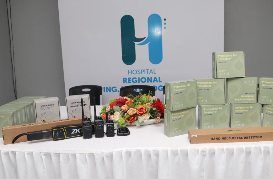 DIRECTOR REGIONAL ACOMPAÑA AL DIRECTOR DEL HOSPITAL ING. LUIS L. BOGAERT EN LA ENTREGA DE EQUIPOS PARA REFORZAR SEGURIDAD Y COMUNICACIÓN