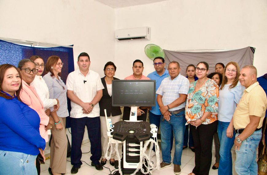 DIRECTOR DEL SRSCNO ENTREGA MODERNO SONÓGRAFO AL HOSPITAL RAMÓN ADRIANO VILLALONA
